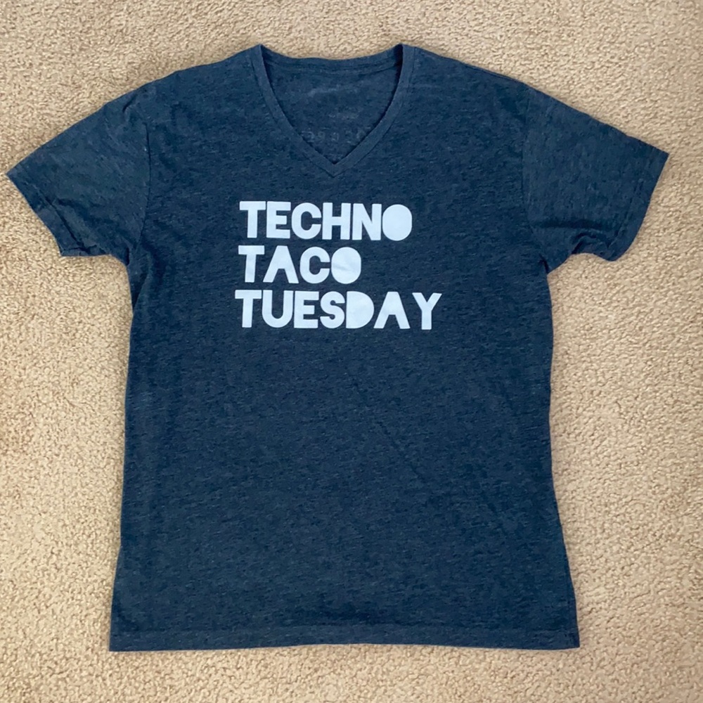 Men’s short sleeve tee in size Large